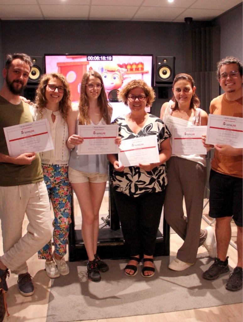 Companys i companyes amb la Iris Lago, la nostra professora d'animació.